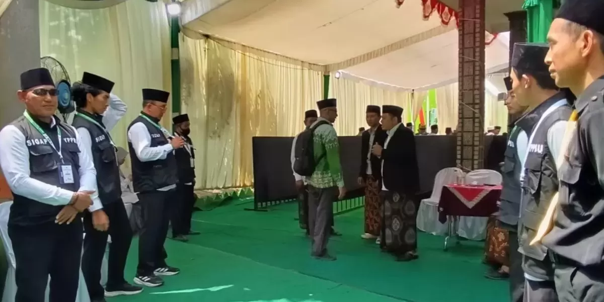 Peserta Muktamar ke 35 NU menjalani pemeriksaan dan verifikasi ketat sebelum memasuki arena utama Pondok Pesantren Bahrul Ulum Tambakberas Jombang (mui.or.id)