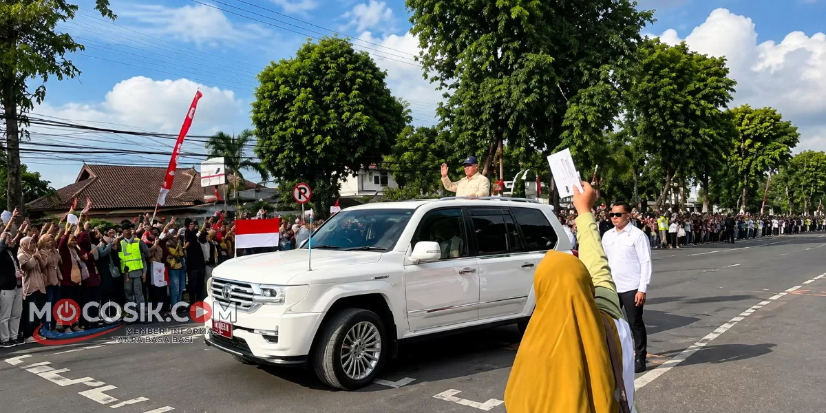 Warga Jombang antusias menunggu iring-iringan Presiden Prabowo Subianto melintas di kawasan Stadion Merdeka dan terlihat membawa tulisan &ldquo;Kasih surat ke Pak Prabowo&rdquo; (dok.istimewa)
