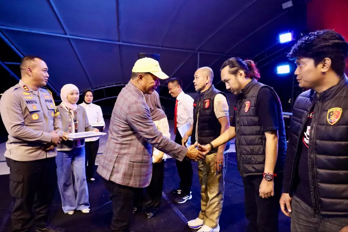 Bupati Bulukumba, Andi Muchtar Ali Yusuf, menyerahkan penghargaan kepada jajaran Polres Bulukumba disaksikan Kapolres AKBP Restu Wijayanto pada malam pergantian tahun di Pantai Merpati, Rabu (31/12). (Sulawesinetwork.com)