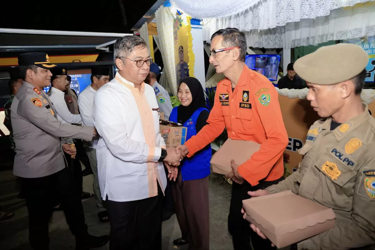 Wakil Bupati Barru Abustan A. Bintang, saat menghadiri acara Zikir dan Doa Bersama akhir tahun 2025 yang menghadirkan Ustadz Syam di Masjid Baiturrahman Hadji Lawe, Selasa (31/12). (Sulawesinetwork.com)
