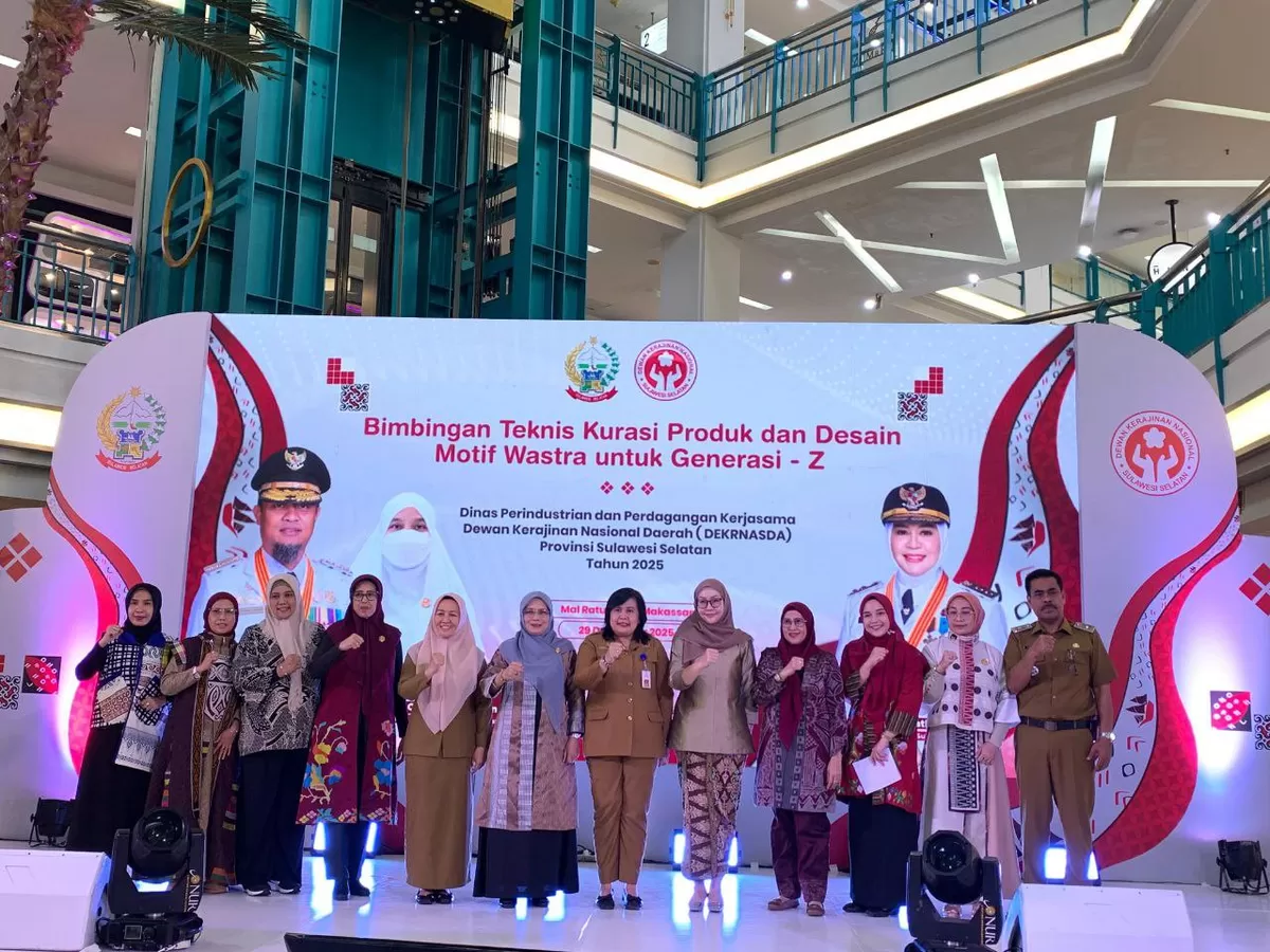 Asisten III Pemprov Sulsel, Since Erna Lamba, saat membuka Bimtek Kurasi Produk Wastra untuk Generasi Z di Mall Ratu Indah, Makassar, Minggu (29/12). (Sulawesinetwork.com)