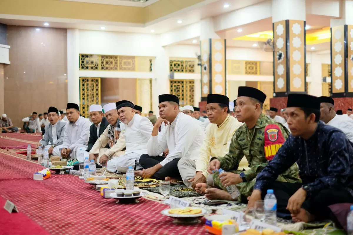 Bupati Bantaeng, M. Fathul Fauzy Nurdin, bersama jajaran Forkopimda dan jemaah saat mengikuti zikir peringatan Isra&rsquo; Mi&rsquo;raj di Masjid Syekh Abdul Gani, Rabu (31/12) malam. (Sulawesinetwork.com)