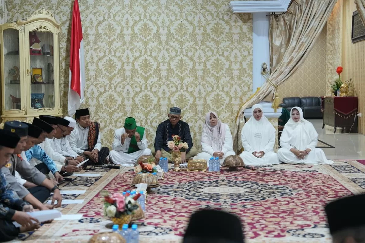 Suasana doa dan zikir bersama di Rujab Bupati Sinjai sebagai wujud harapan untuk Sinjai yang lebih baik di tahun 2026. (Sulawesinetwork.com)