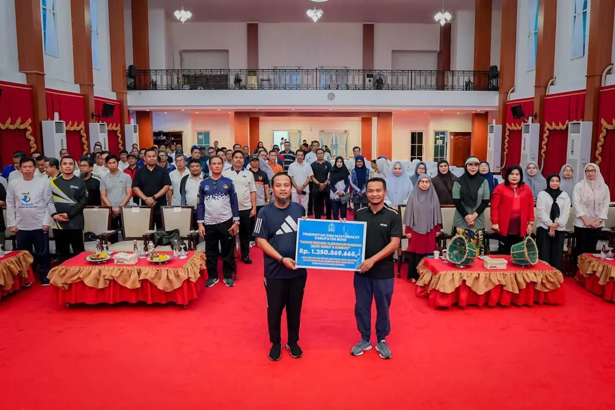 Gubernur Sulsel Andi Sudirman Sulaiman saat menerima donasi Rp1,2 miliar dari Bupati Bone di Makassar untuk segera disalurkan ke Aceh, Sumut, dan Sumbar, Jumat (2/1). (Sulawesinetwork.com)