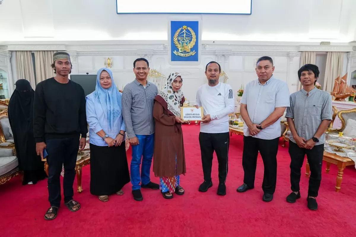 Gubernur Sulsel Andi Sudirman Sulaiman saat menyerahkan bantuan kepada ahli waris korban insiden laut Pangkep di Rumah Jabatan Gubernur, Makassar, Sabtu (3/1). (Sulawesinetwork.com)