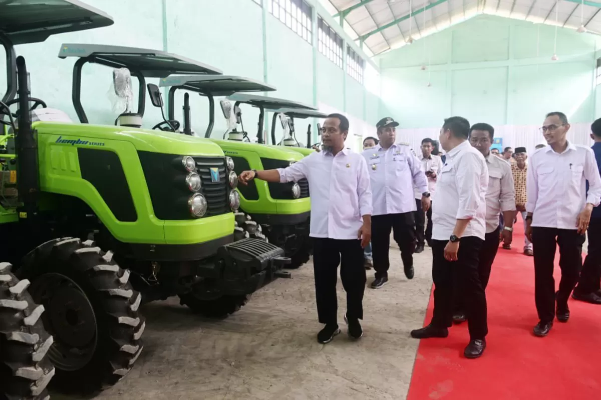 Gubernur Sulsel Andi Sudirman Sulaiman bersama jajaran Forkopimda saat meninjau ribuan unit Alsintan di Maros yang siap didistribusikan ke 24 kabupaten/kota, beberapa hari lalu. (Sulawesinetwork.com)