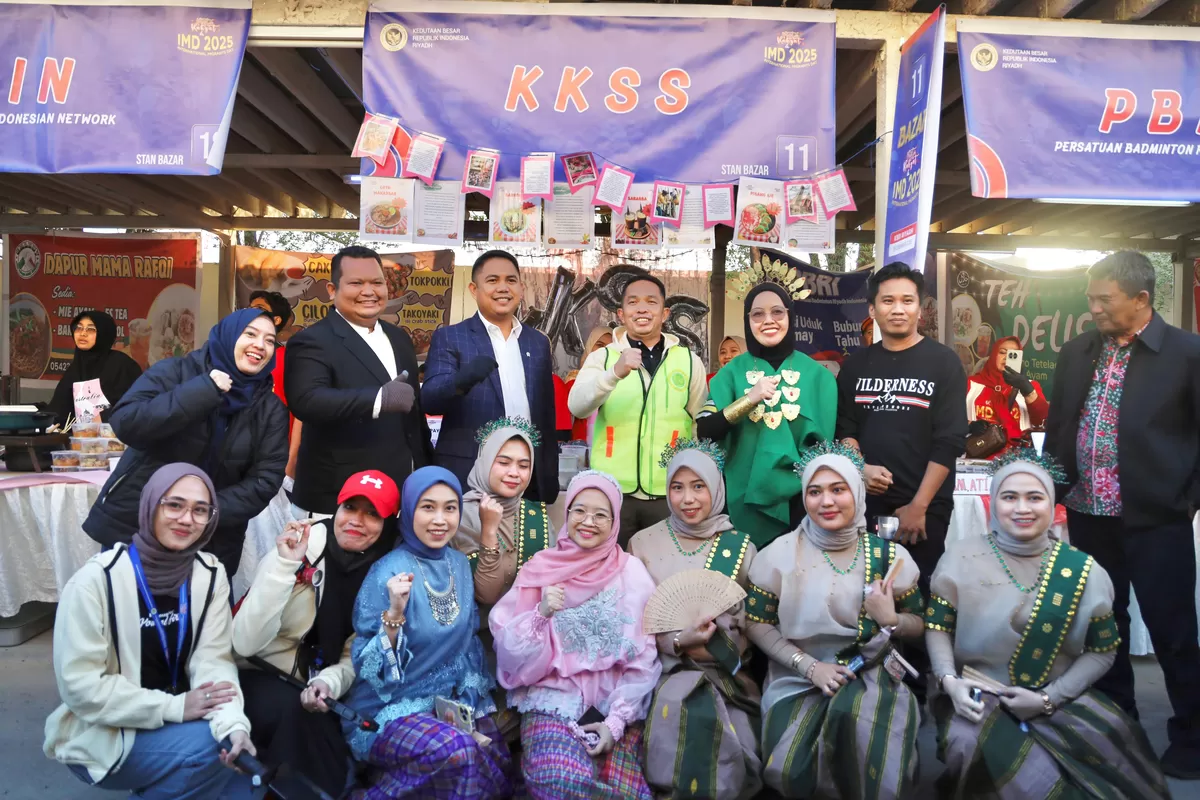 Pengurus KKSS Arab Saudi saat berdiskusi bersama Sekjen BPP KKSS Abdul Kadir Karding mengenai persiapan pelantikan pengurus dan program pemberdayaan perantau, Minggu (4/1). (Sulawesinetwork.com)