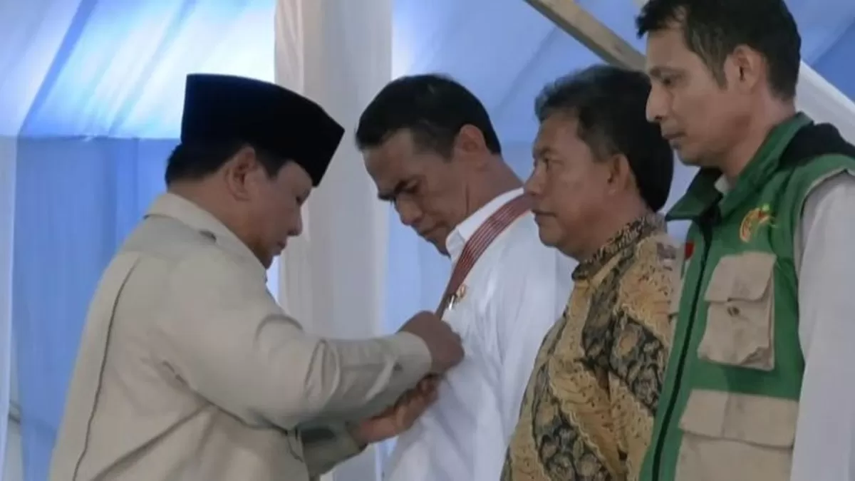 Presiden Prabowo Subianto anugrahkan tanda kehormatan Bintang Jasa Utama kepada Menteri Pertanian Andi Amran Sulaiman.