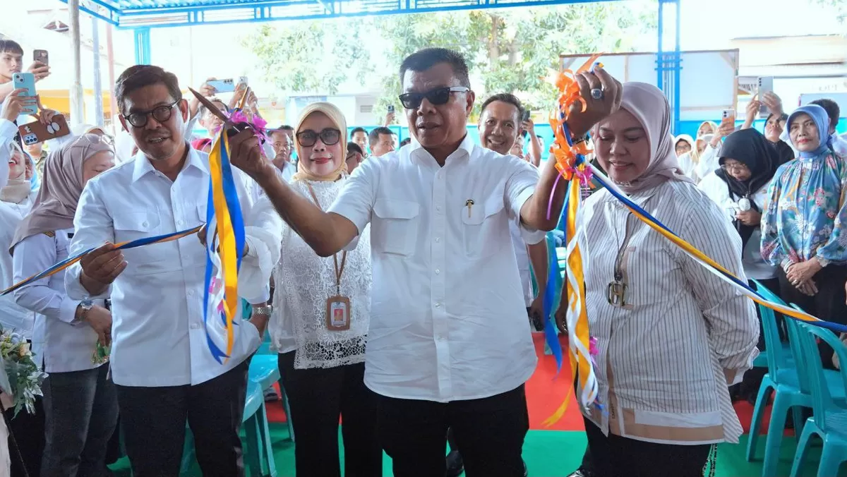 Bupati Bulukumba Andi Muchtar Ali Yusuf (Andi Utta) menggunting pita peluncuran SPPG Caile 02.