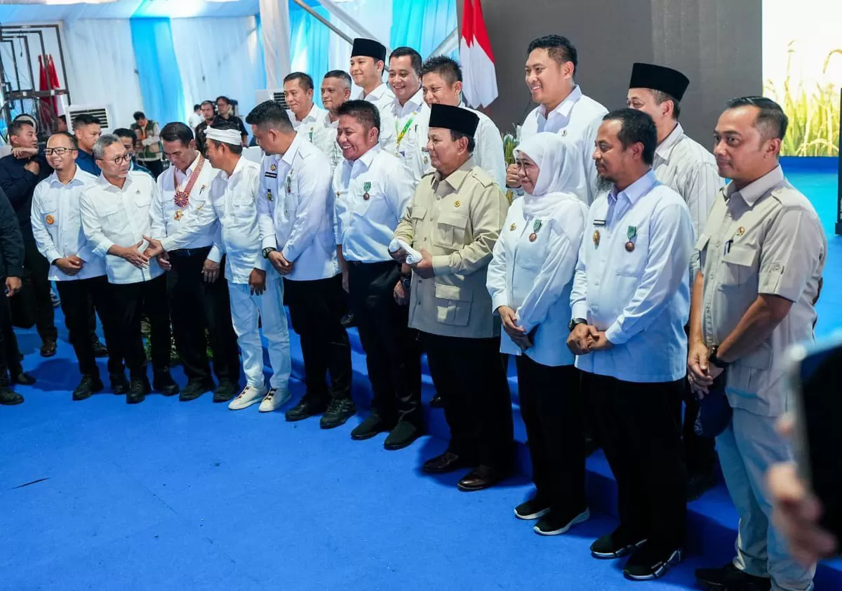 Gubernur Sulsel Andi Sudirman Sulaiman menerima Tanda Kehormatan Satyalancana Wira Karya dari Presiden RI, Prabowo Subianto.