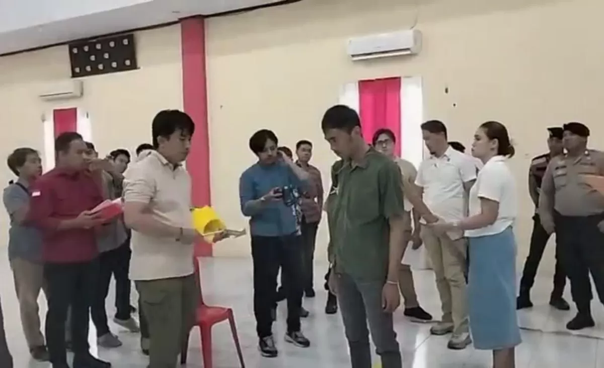 Tangkapan layar video rekaman rekontruksi saat NS (baju putih) memperagakan dirinya memukul korban UT sebelum ditembak AP.