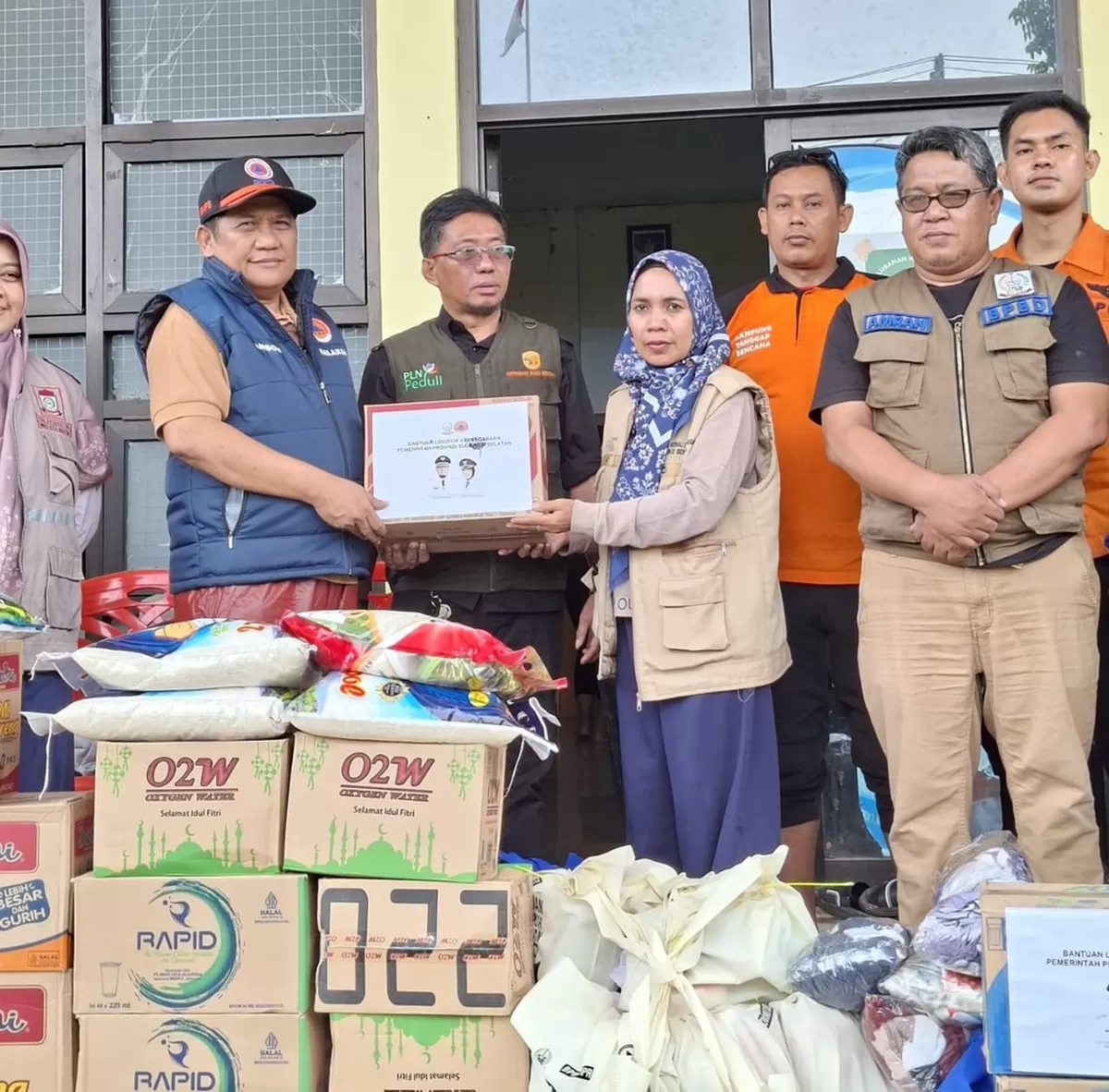 BPBD Sulsel salurkan bantuan kepada korban bencana banjir di Kota Makassar.