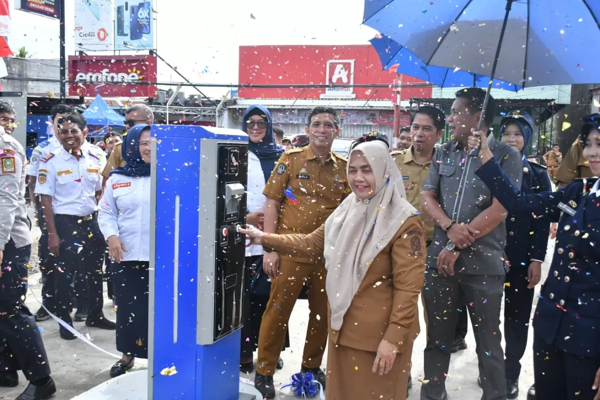 Bupati Sinjai Hj Ratnawati Arif meresmikan portal parkir elektronik.
