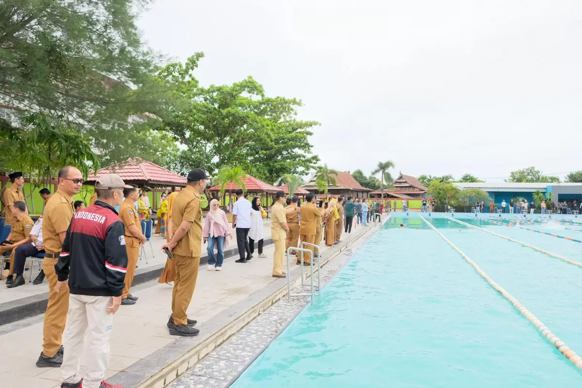 Bupati Bantaeng M Fathul Fauzy Nurdin buka kembali Kolam Renang Andi Pawiloi.