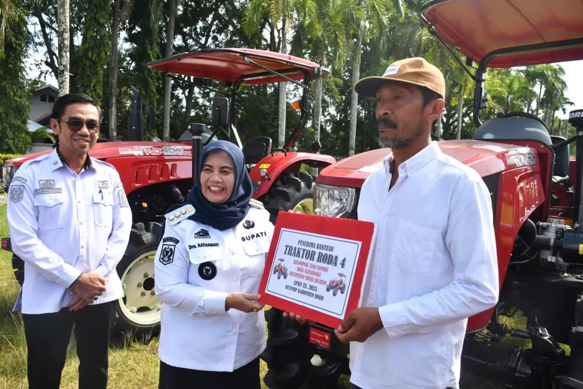 Bupati Sinjai Hj Ratnawati Arif menyerahkan alat pertanian ke kelompok tani.