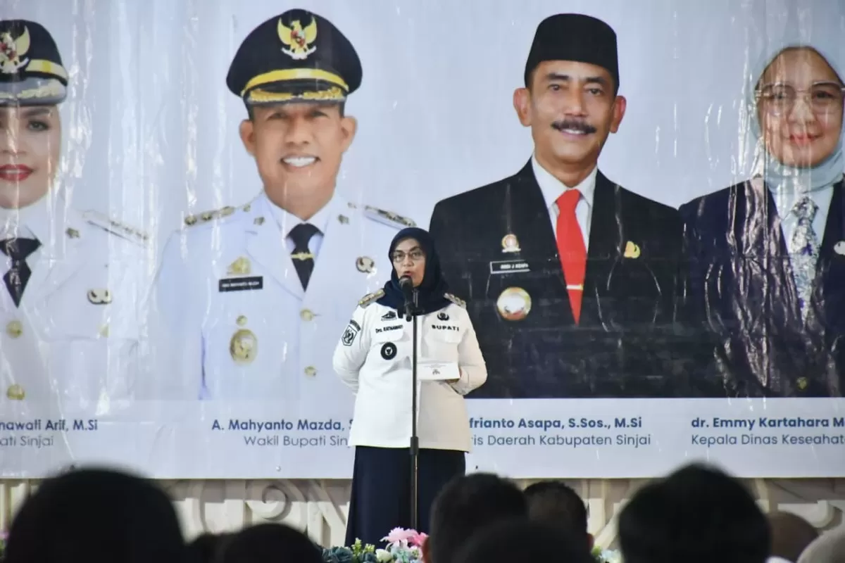 Bupati Sinjai Hj Ratnawati Arif saat penyerahan SK PKKK Paruh Waktu Tenaga Kesehatan.