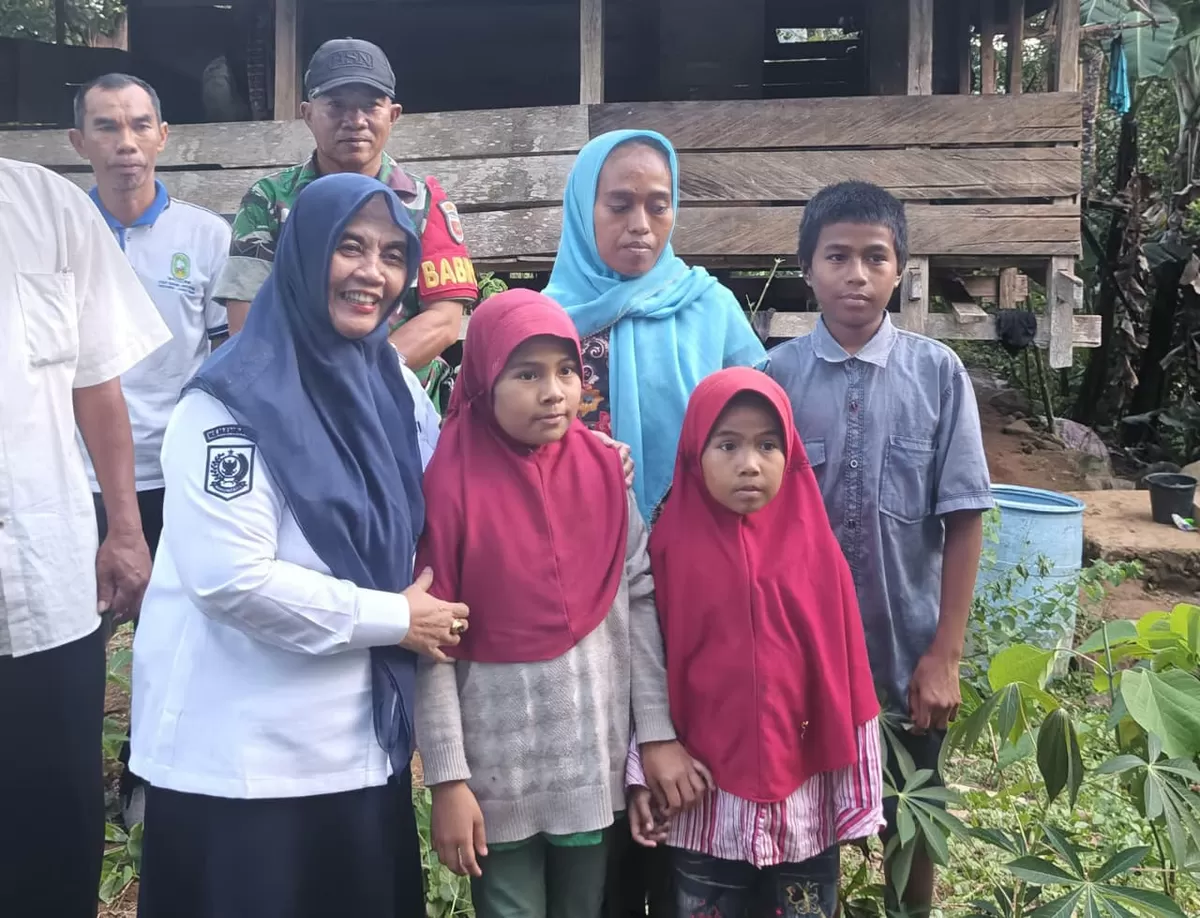 Bupati Sinjai Hj Ratnawati Arif kunjungi warga yang viral dan menyelesaikan persoalan yang dihadapi.