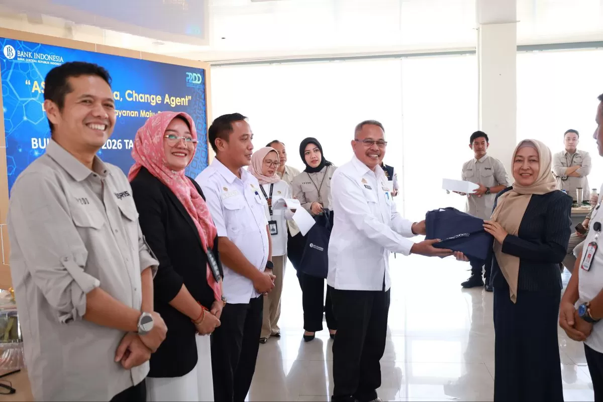 Sekda Bulukumba Muh Ali Saleng menyerahkan hadiah kepada pelaku usaha di Bulukumba.