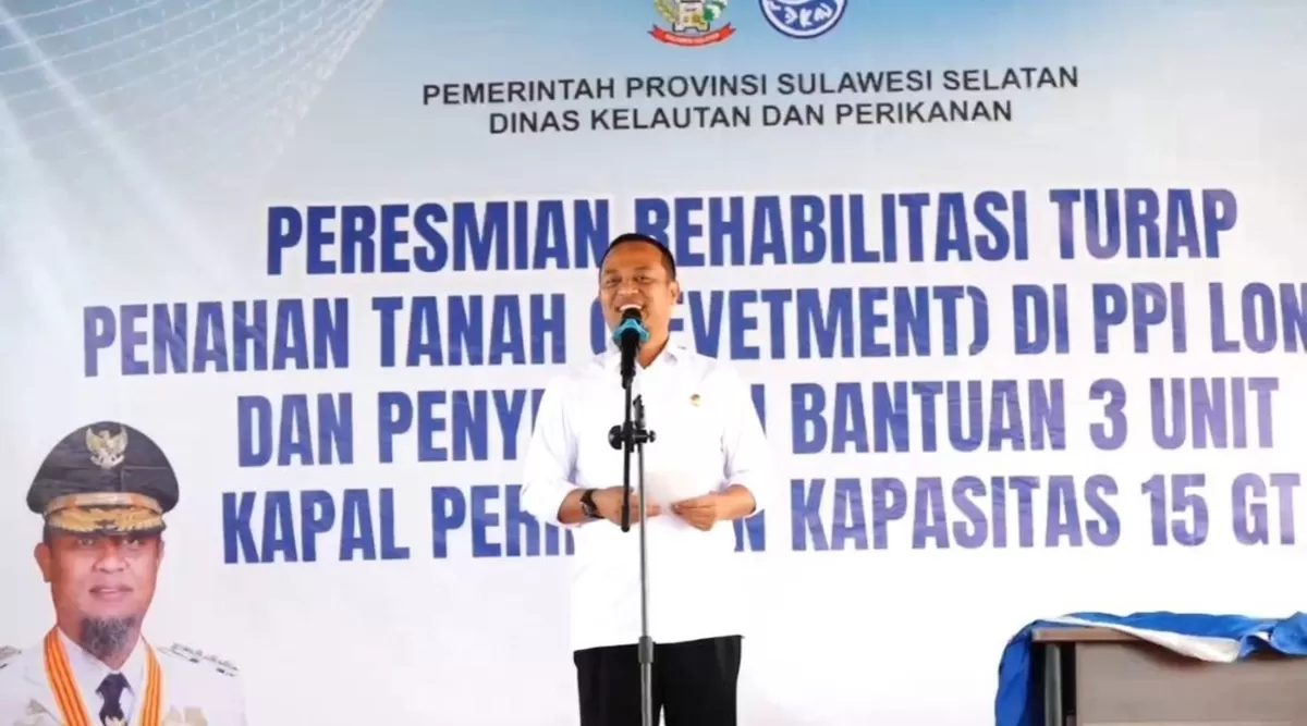 Gubernur Sulsel Andi Sudirman Sulaiman saat menyerahkan bantuan unit kapal 5GT kepada kelompok nelayan.