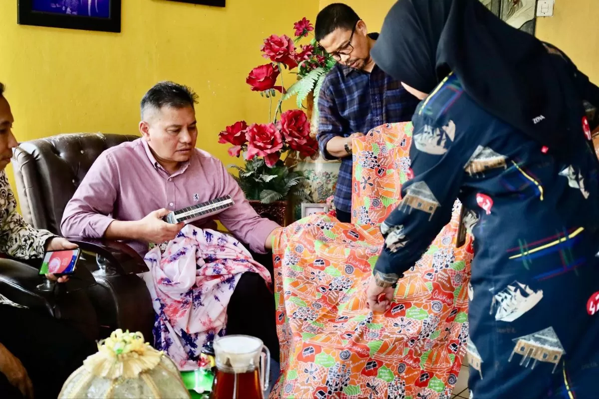 Pihak Bank Indonesia mengecek pembuatan batik Bulukumba di Desa Topanda.