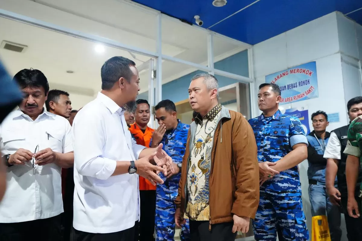 Gubernur Sulsel Andi Sudirman bersama Menteri Perhubungan Dudy Purwagandhi berbincang bahas soal pesawat ATR 42-500