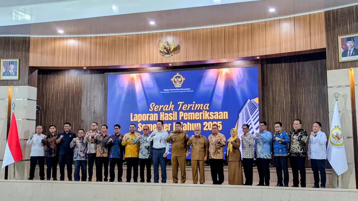 Wakil Bupati Bantaeng H Sahabuddin menerima LHP BPK Sulsel semester II.