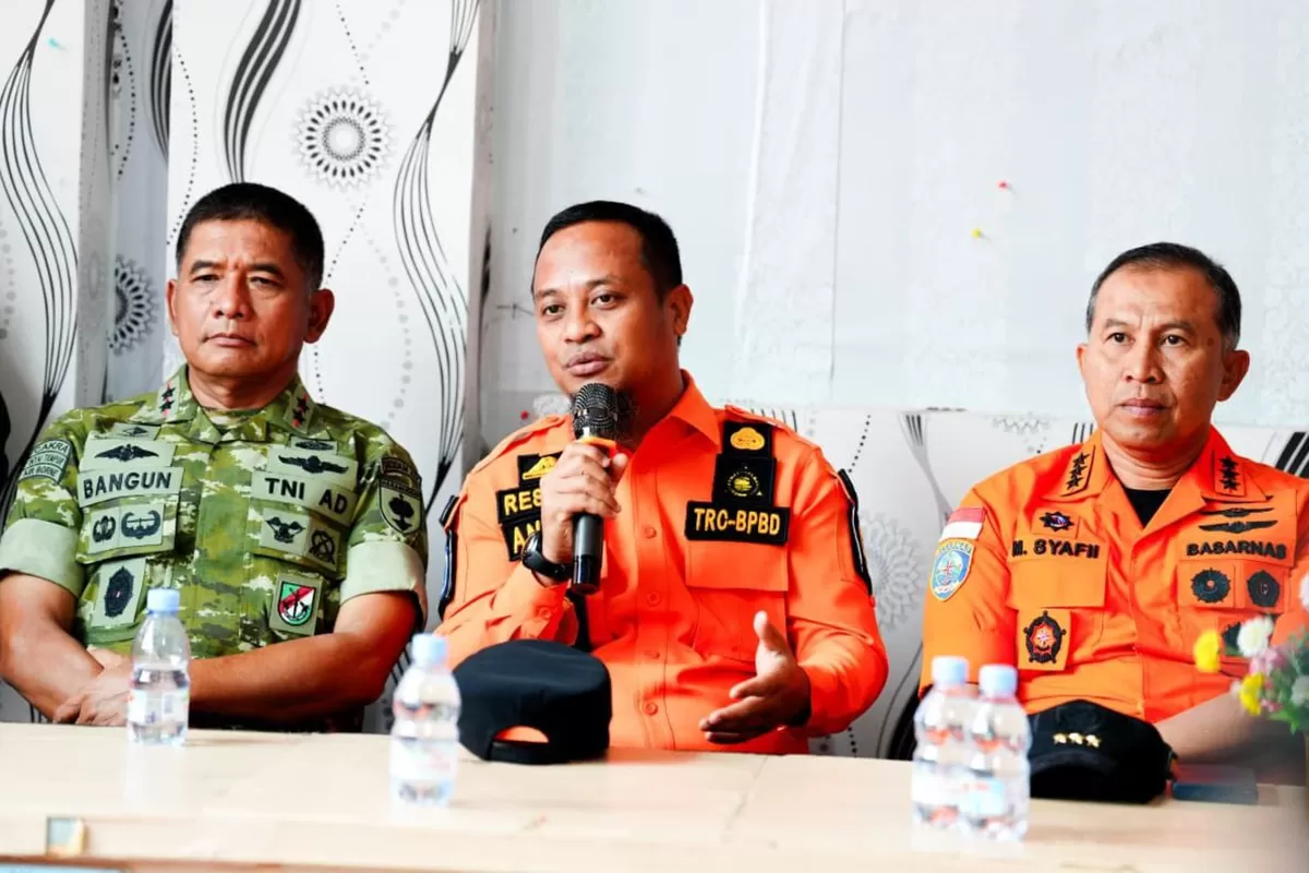 Gubernur Sulsel Andi Sudirman Sulaiman saat memberi penjelasan ke awak media terkait pesawat ATR 42-500.