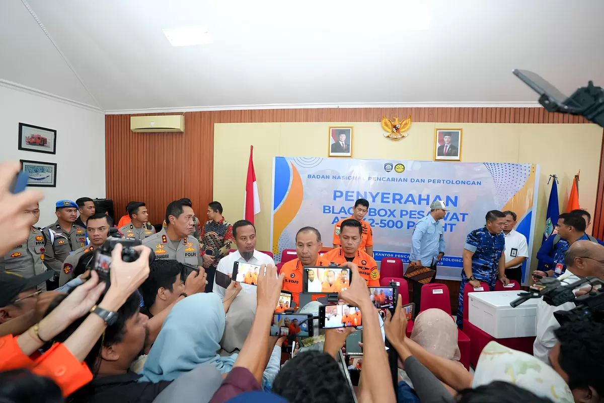 Andi Sudirman Sulaiman saat penyerahan Black Box Pesawat ATR 42-500 PK-THT