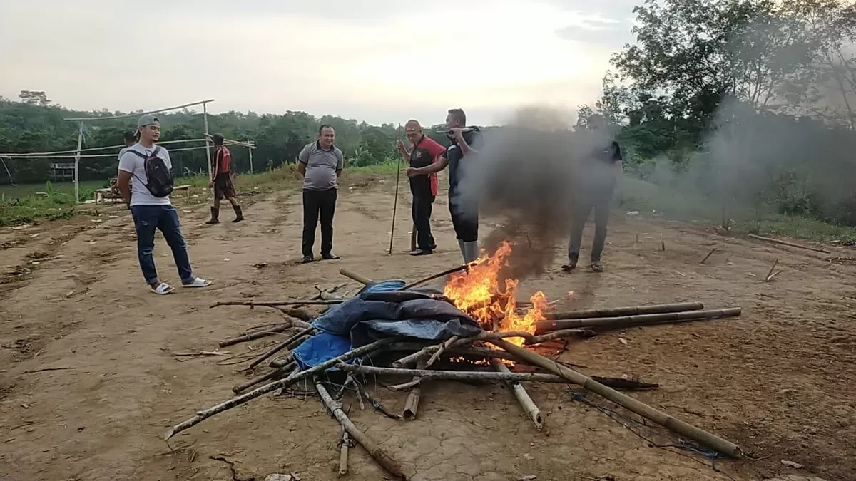 Personel Polsek Bulukumpa musnahkan arena sabung ayam.
