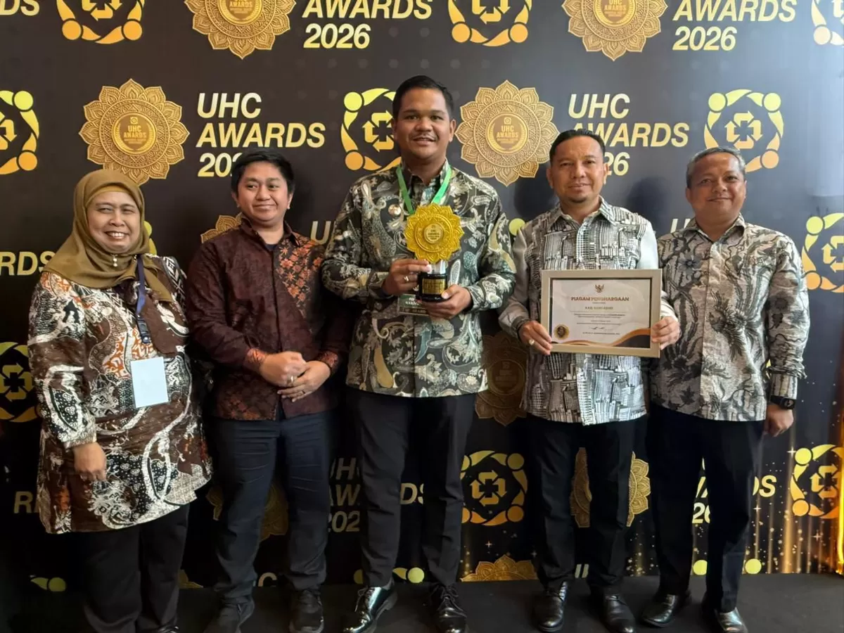 Bupati Bantaeng M Fathul Fauzy Nurdin menerima penghargaan atas pelayanan kesehatan Pemkab Bantaeng.