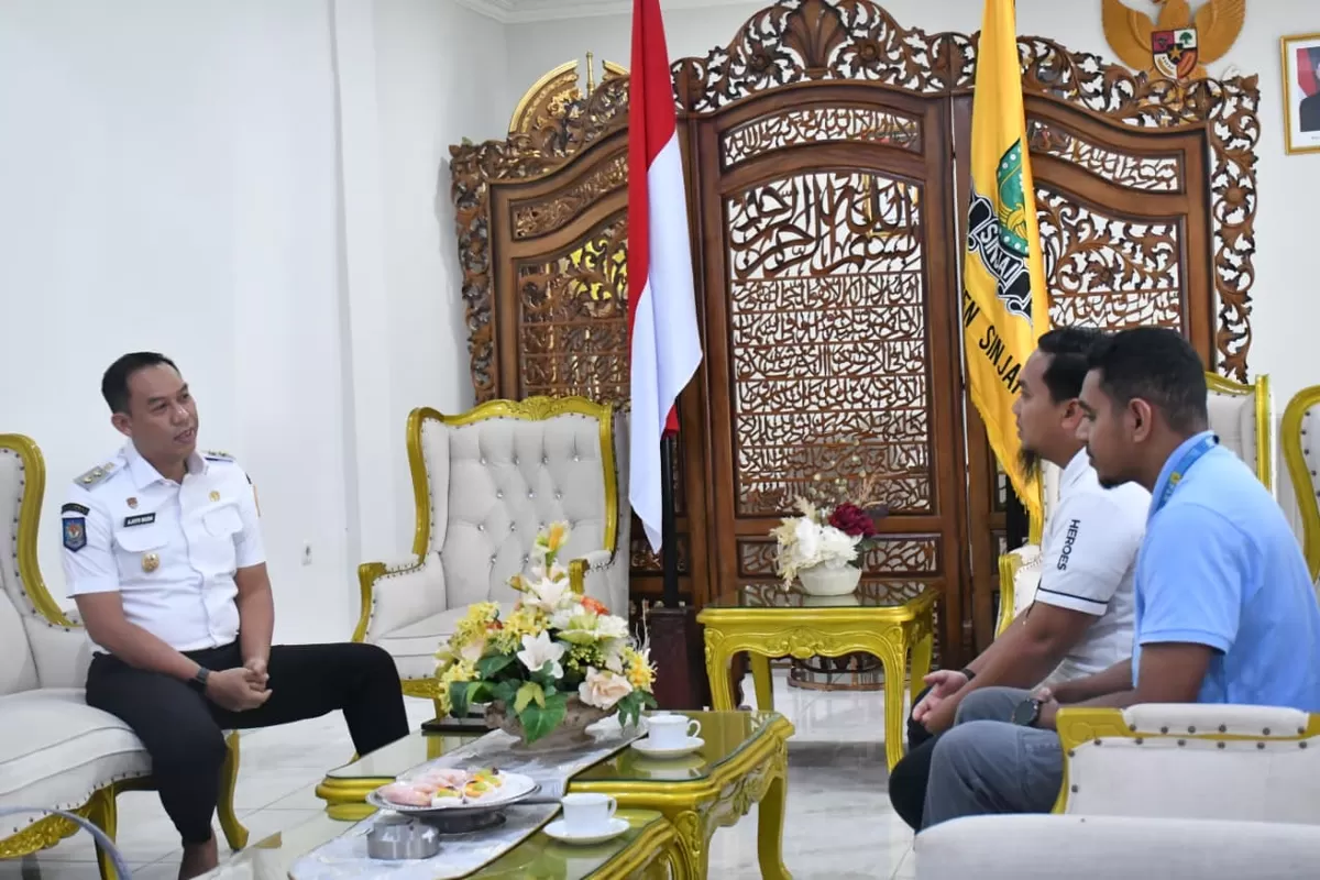 Wakil Bupati Sinjai Andi Mahyanto Mazda terima kunjungan manajer ULP PLN Sinjai.