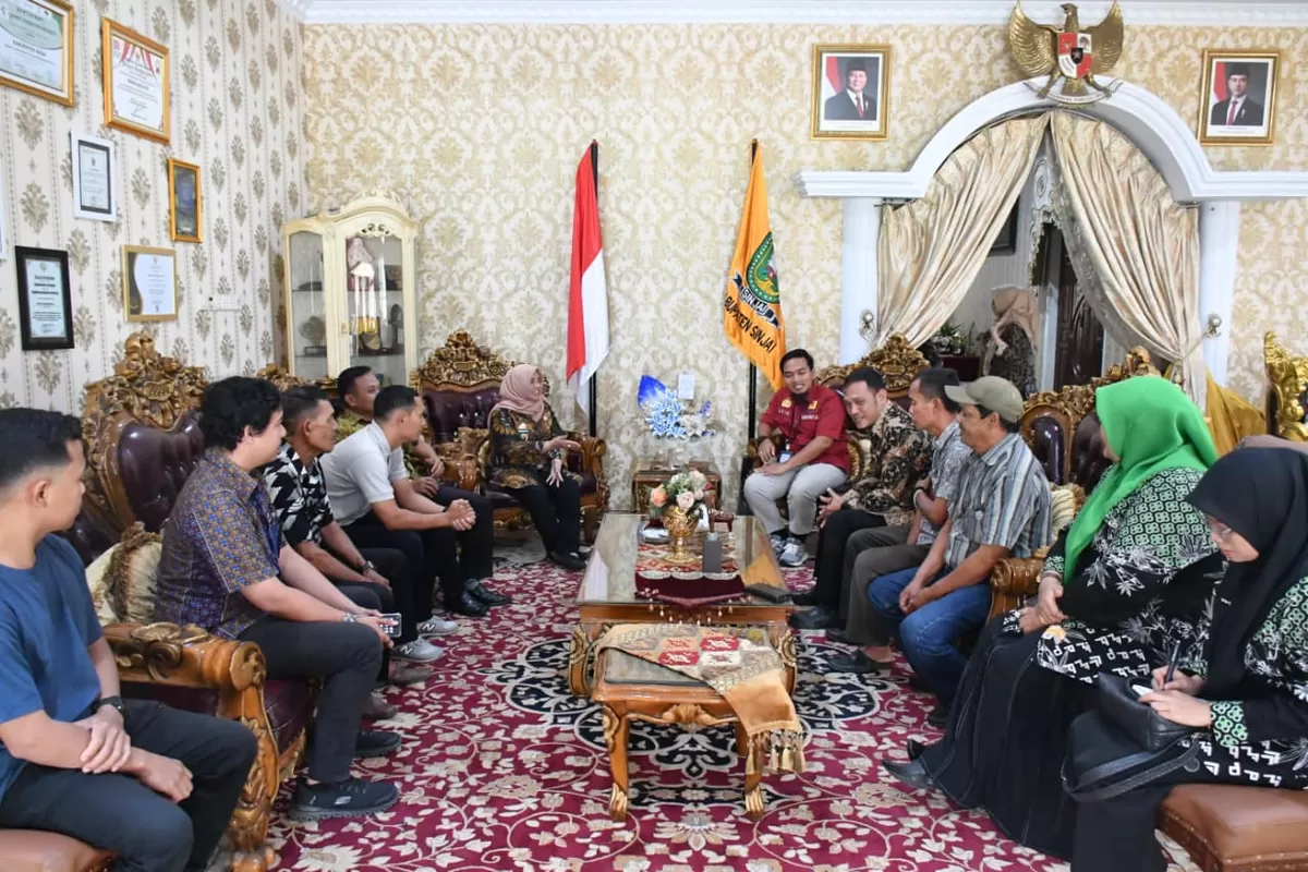 Bupati Sinjai Hj Ratnawati Arif Audiensi Warga Barunttung.