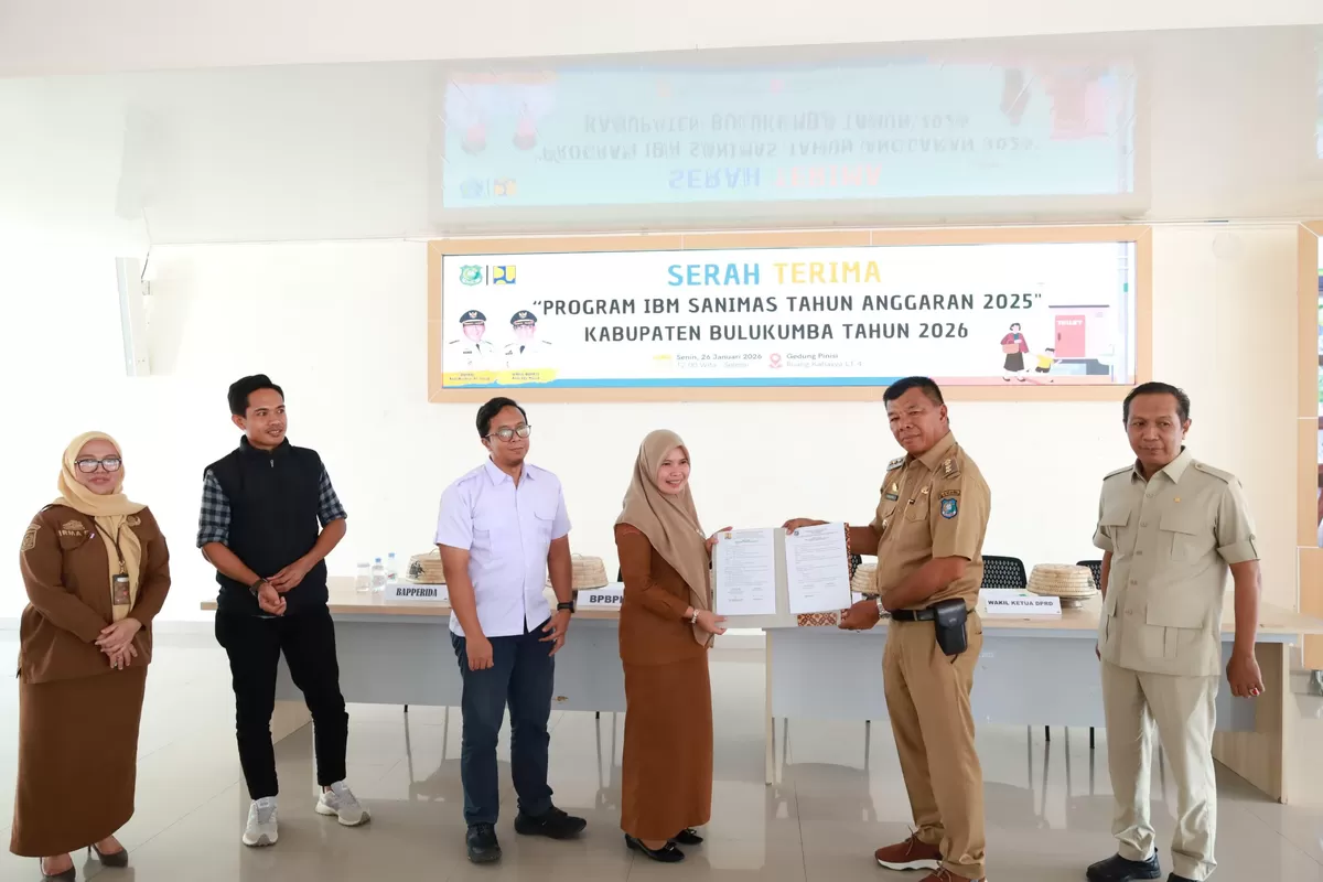 Bupati Bulukumba Andi Muchtar Ali Yusuf didampingi Wakil Ketua DPRD Syahruni Haris serahkan program Sanimas 2025.