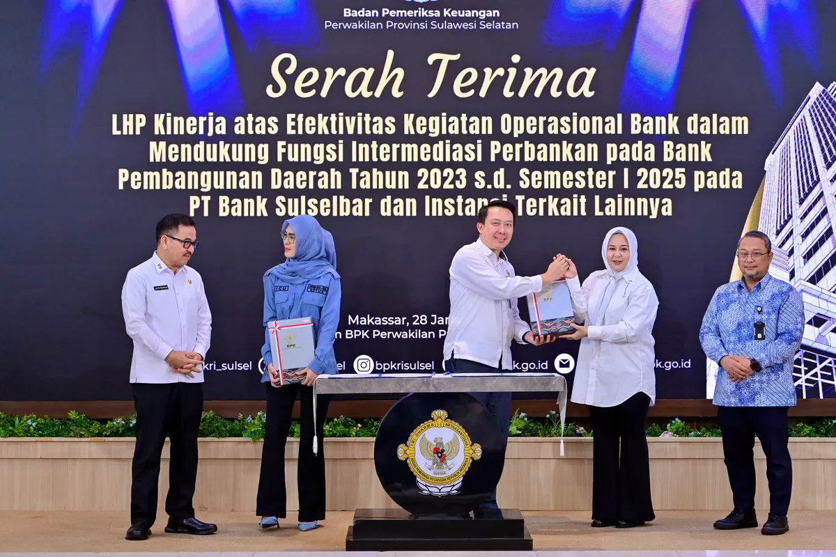 BPK Sulsel serahkan LHP kinerja Bank Sulselbar ke Pemprov Sulsel.