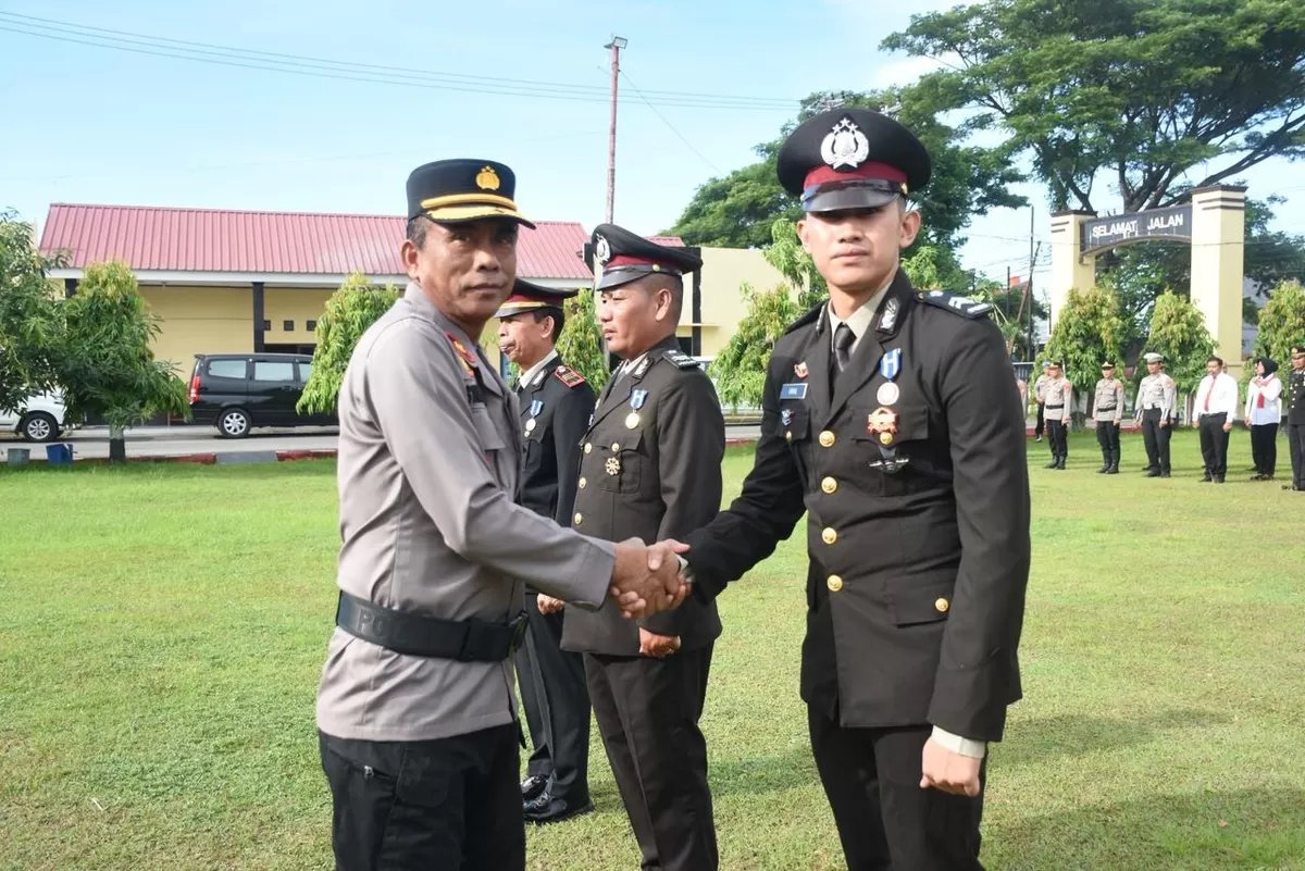 Wakapolres Bulukumba Kompol Syaparuddin menyerahkan penghargaan kepada 35 personel.