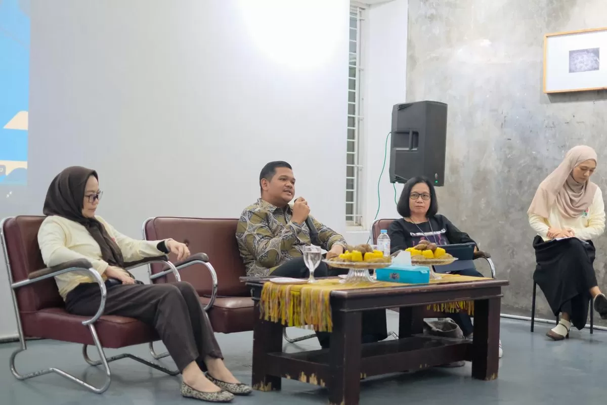 Bupati Bantaeng M Fathul Fauzy Nurdin jadi pembicara di diskusi jurnalisme.