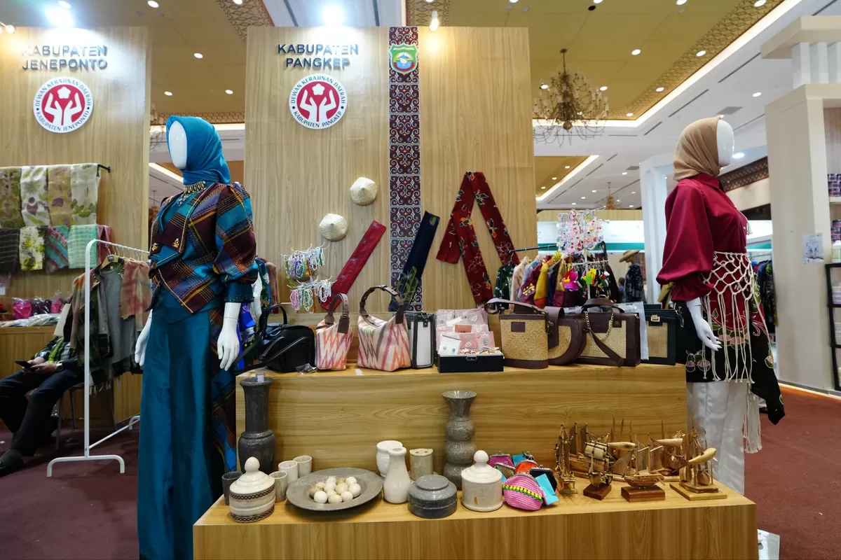 Produk Unggulan Jelang INACRAFT 2026 di pajang Dekranasda Sulsel.