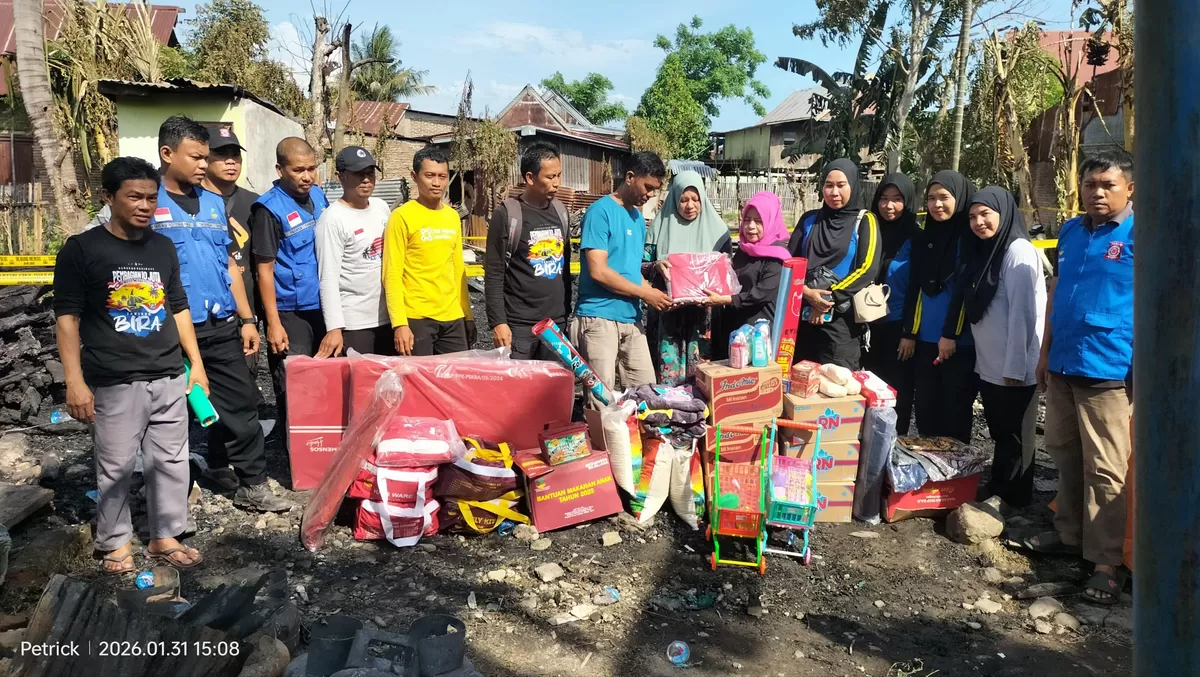 Dinas Sosial Bulukumba bersama Tagana menyerahkan bantuan kepada korban kebakaran.