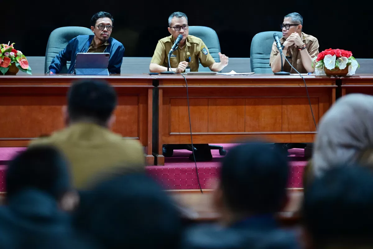 Plt Kadis Kominfo SP Sulsel Muhammad Salim Basmin pimpin rapat perdana penguatan humas Pemprov Sulsel.