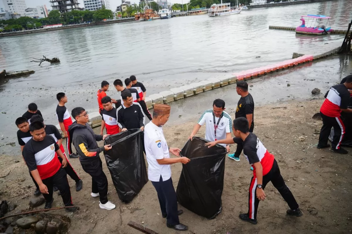 Aksi kolektif pelajar SMA/SMK di Makassar saat memungut sampah plastik di pelataran Masjid Kubah 99 Asmaul Husna, Rabu (4/2/2026). (Sulawesinetwork.com)