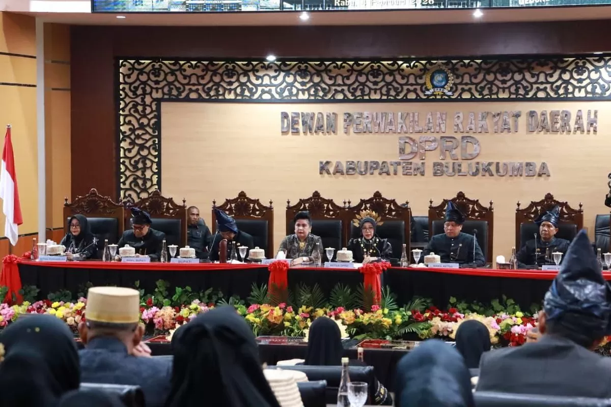 Bupati Bulukumba, Andi Muchtar Yusuf, saat menyampaikan pidato capaian strategis daerah dalam Rapat Paripurna DPRD Kabupaten Bulukumba di HUT ke-66. Beliau menekankan pentingnya pembangunan yang berkelanjutan untuk kesejahteraan warga. (Sulawesinetwork.com)