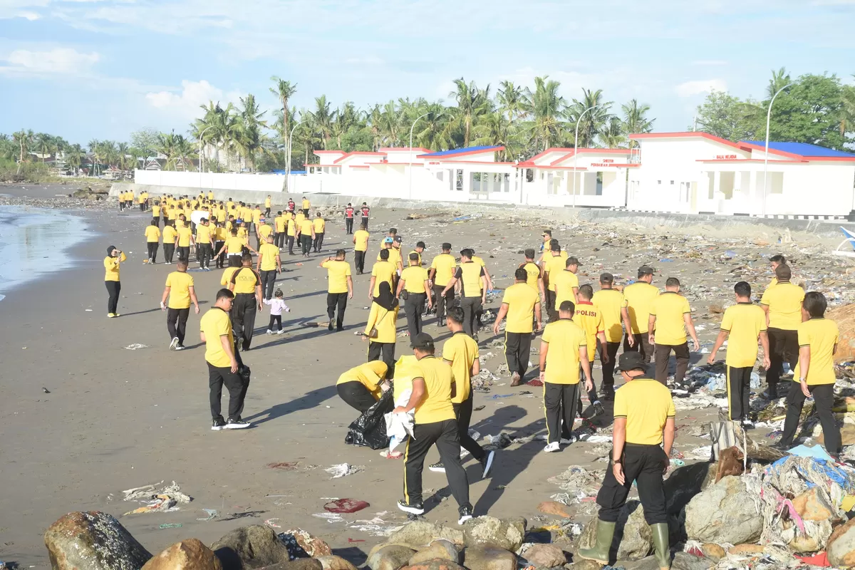 Personal Polres Bulukumba melaksanakan aksi bersih di wilayah Pantai Merpati. 