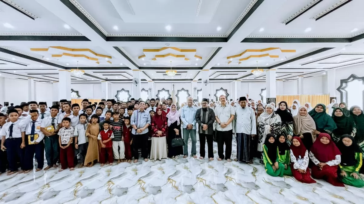Bupati Sinjai Hj Ratnawati Arif dampingi BI kunjungi pondok pesantren.