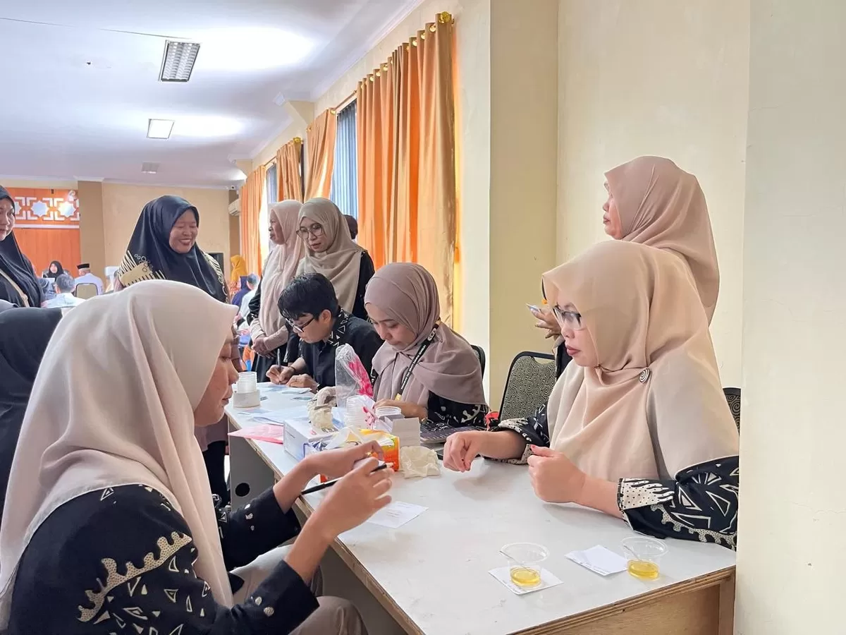 Petugas Kesehatan Bulukumba melakukan pemeriksaan kepada Calon Jemaah Haji. 