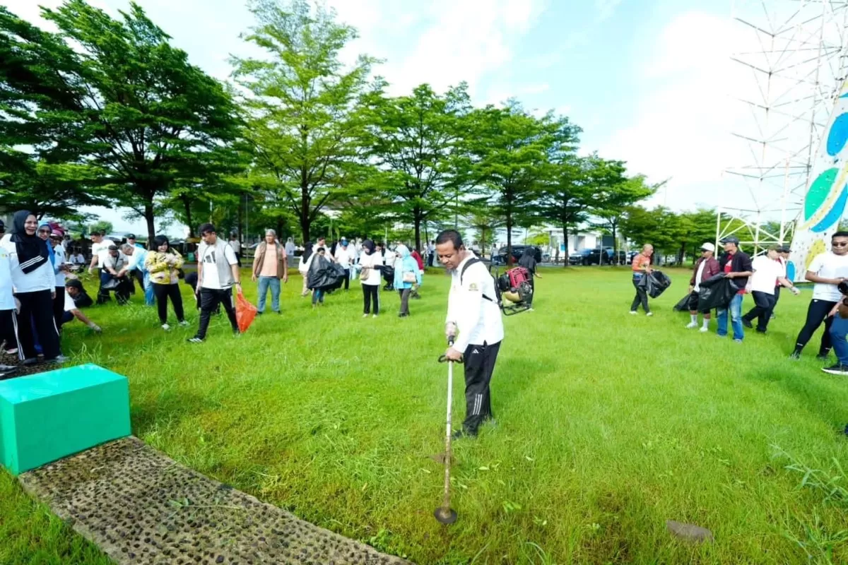 Gubernur Sulsel Andi Sudirman Sulaiman terjun lakukan aksi bersih.