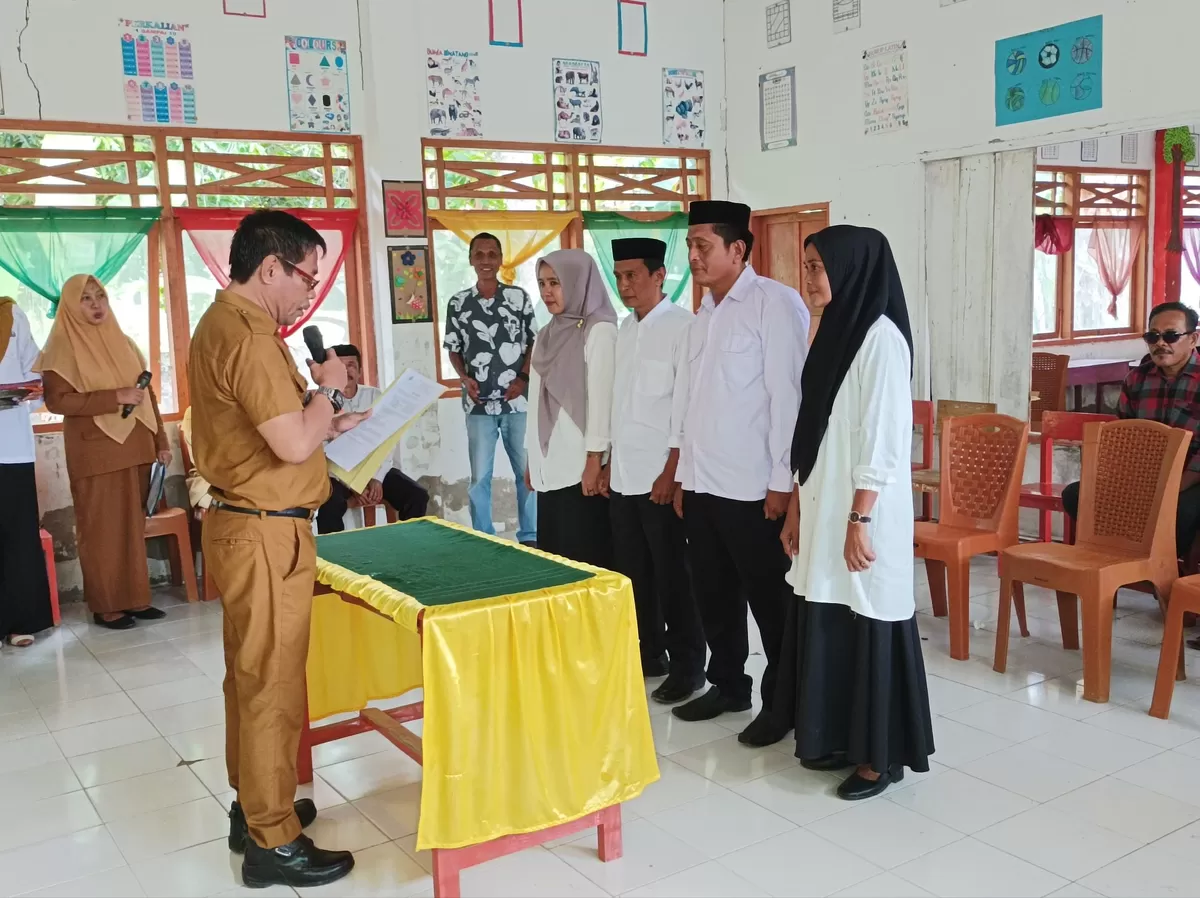 Camat Kajang Andi Rahmat lantik empat kepala lingkungan Kelurahan Laikang.
