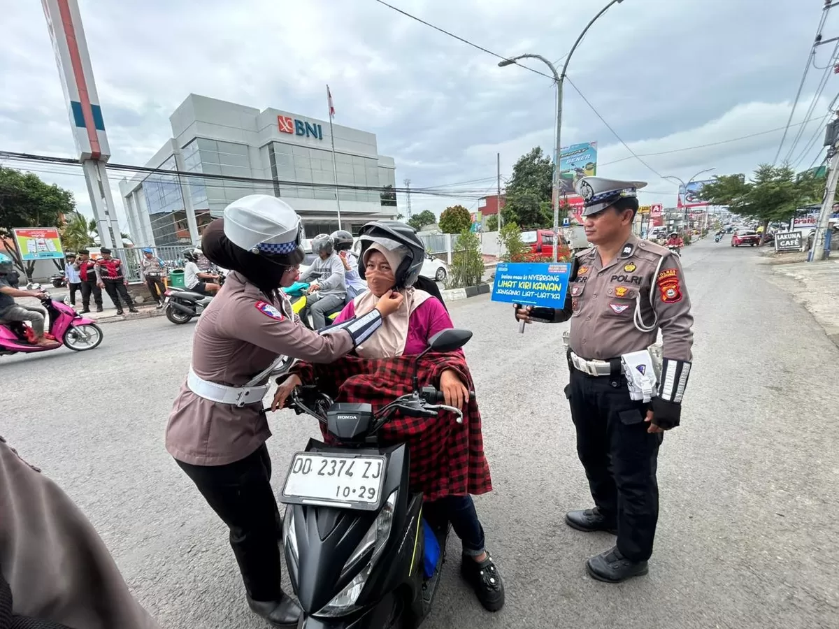 Petugas Lalulinta Polres Bulukumba melakukan edukasi.