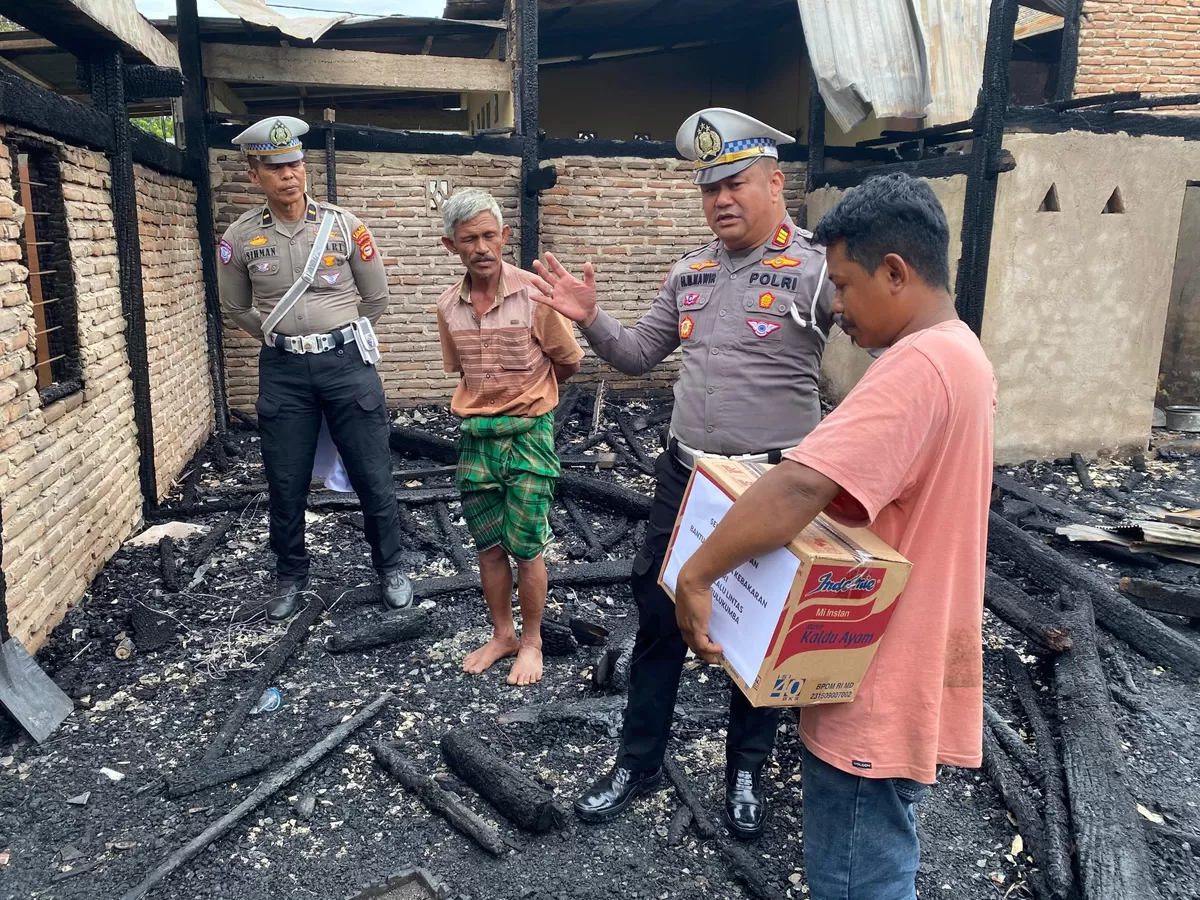 Kasat Lantas Polres Bulukumba AKP H. M. Nawir menyerahkan bantuan kepada korban kebakaran.