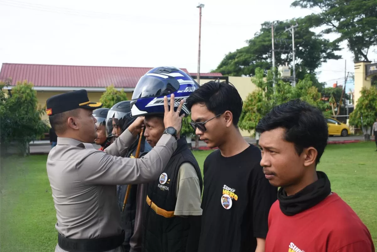 Kapolres Bulukumba AKBP Restu Wijayanto kepada ojol.