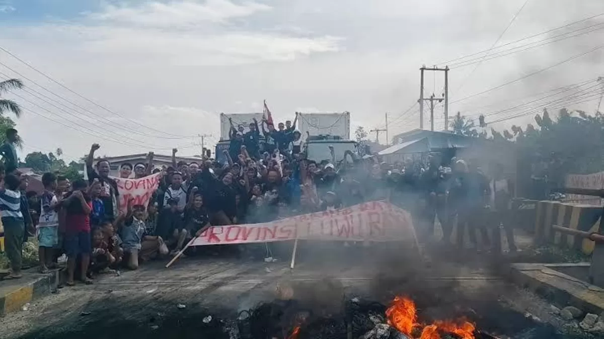 Jalur Luwu Raya di blokade terkait wacana pemekaran Provinsi Luwu Raya.